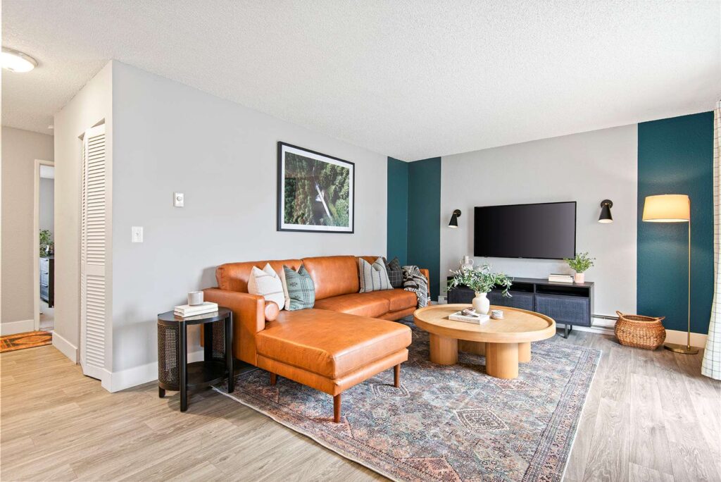 Living room with teal accent stripes on the wall at Irwin Park apartments in King County, WA